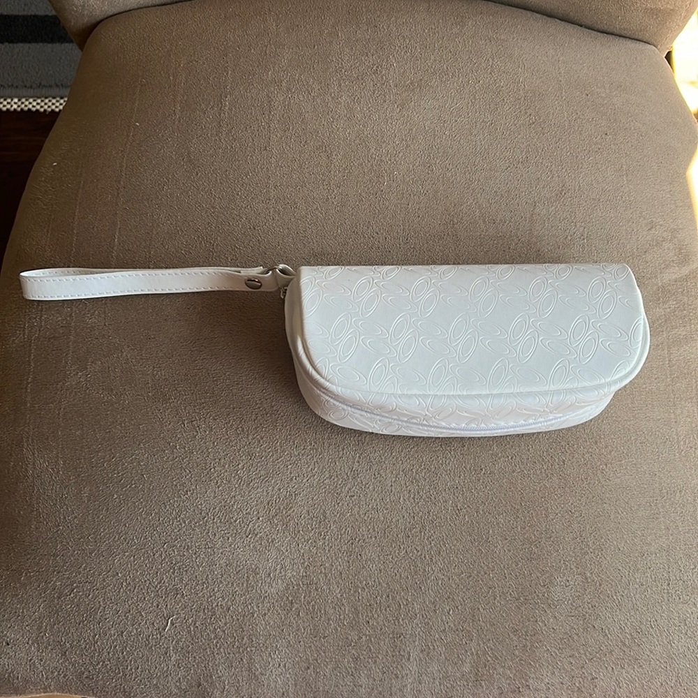 White Oakley‘s sunglass/glasses case.
